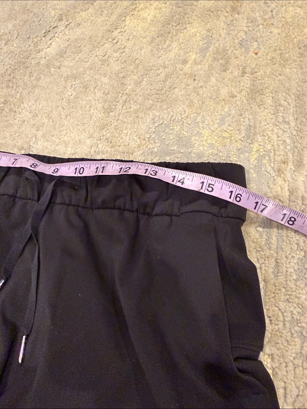 Lululemon On The Fly Shorts Black 2.5”  2 side pockets Size 10 in EUC - Picture 9 of 12